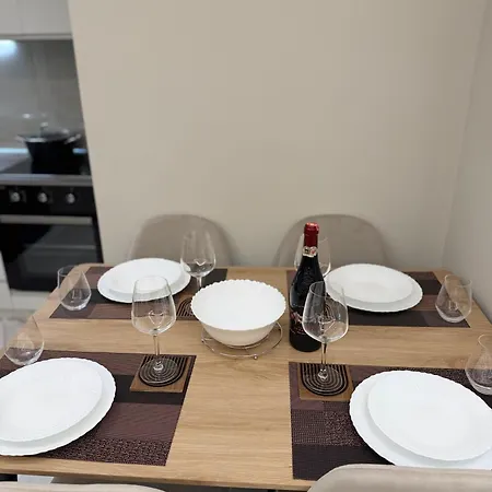 Chic Free Parking Apartment